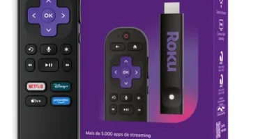 Roku Streaming Stick transformando TV comum em Smart TV com controle por voz e acesso a apps de streaming