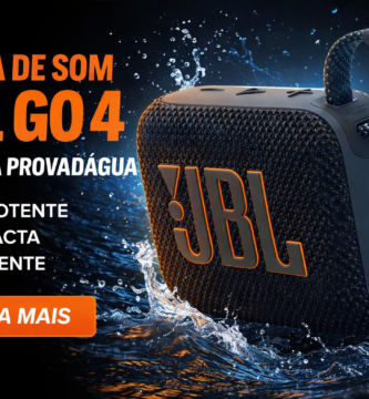 Caixa de som portátil JBL Go 4 preta com design compacto, resistência à água, alça integrada e destaque para som potente, apresentada sobre fundo com efeito de respingos para uso externo.