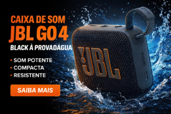 Caixa de som portátil JBL Go 4 preta com design compacto, resistência à água, alça integrada e destaque para som potente, apresentada sobre fundo com efeito de respingos para uso externo.