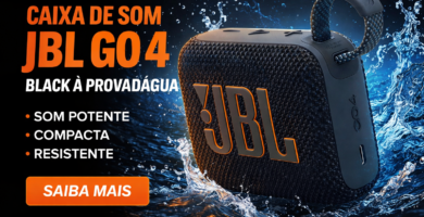 Caixa de som portátil JBL Go 4 preta com design compacto, resistência à água, alça integrada e destaque para som potente, apresentada sobre fundo com efeito de respingos para uso externo.