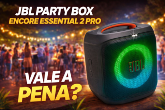 Caixa de som Bluetooth JBL Party Box Encore Essential 2 Pro com luz LED verde e azul acesa, em destaque em ambiente de festa noturna com pessoas ao fundo e iluminação decorativa.