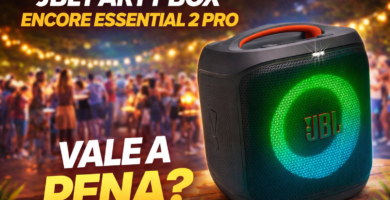 Caixa de som Bluetooth JBL Party Box Encore Essential 2 Pro com luz LED verde e azul acesa, em destaque em ambiente de festa noturna com pessoas ao fundo e iluminação decorativa.