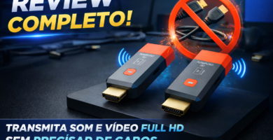 Transmissor e receptor HDMI sem fio em destaque sobre uma base preta, com design nas cores preto e vermelho e conectores dourados. Ao fundo, ambiente tecnológico com TV e controle desfocados. A imagem contém o texto “Review Completo” e “Transmita som e vídeo Full HD sem precisar de cabos”, destacando a transmissão de áudio e vídeo 1080p sem uso de cabos HDMI físicos.
