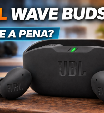 Fone de ouvido Bluetooth JBL Wave Buds 2 preto com estojo de carregamento sobre mesa de madeira, com texto “JBL Wave Buds 2 – Vale a Pena?”