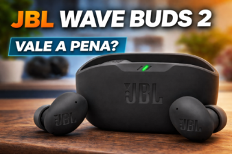 Fone de ouvido Bluetooth JBL Wave Buds 2 preto com estojo de carregamento sobre mesa de madeira, com texto “JBL Wave Buds 2 – Vale a Pena?”
