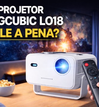 Projetor Magcubic L018 8K Full HD com Android, controle remoto e conectividade WiFi e Bluetooth exibindo imagem de alta qualidade em ambiente doméstico