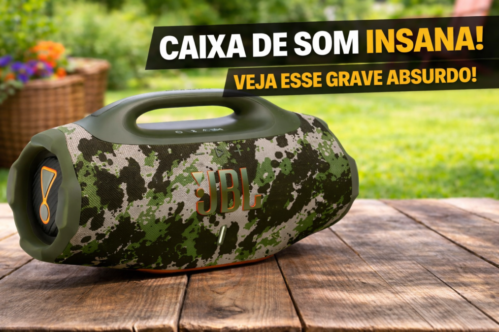 Caixa de som Bluetooth portátil com design camuflado apoiada sobre mesa de madeira ao ar livre, com destaque para potência sonora e grave intenso, acompanhada de texto chamativo indicando alta performance de áudio.