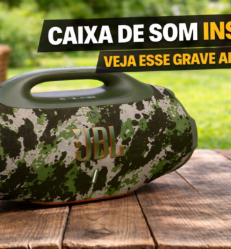 Caixa de som Bluetooth portátil com design camuflado apoiada sobre mesa de madeira ao ar livre, com destaque para potência sonora e grave intenso, acompanhada de texto chamativo indicando alta performance de áudio.